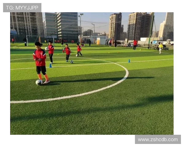 足球明星趣味瞬间大集合玩耍时刻尽显亲和力与活力